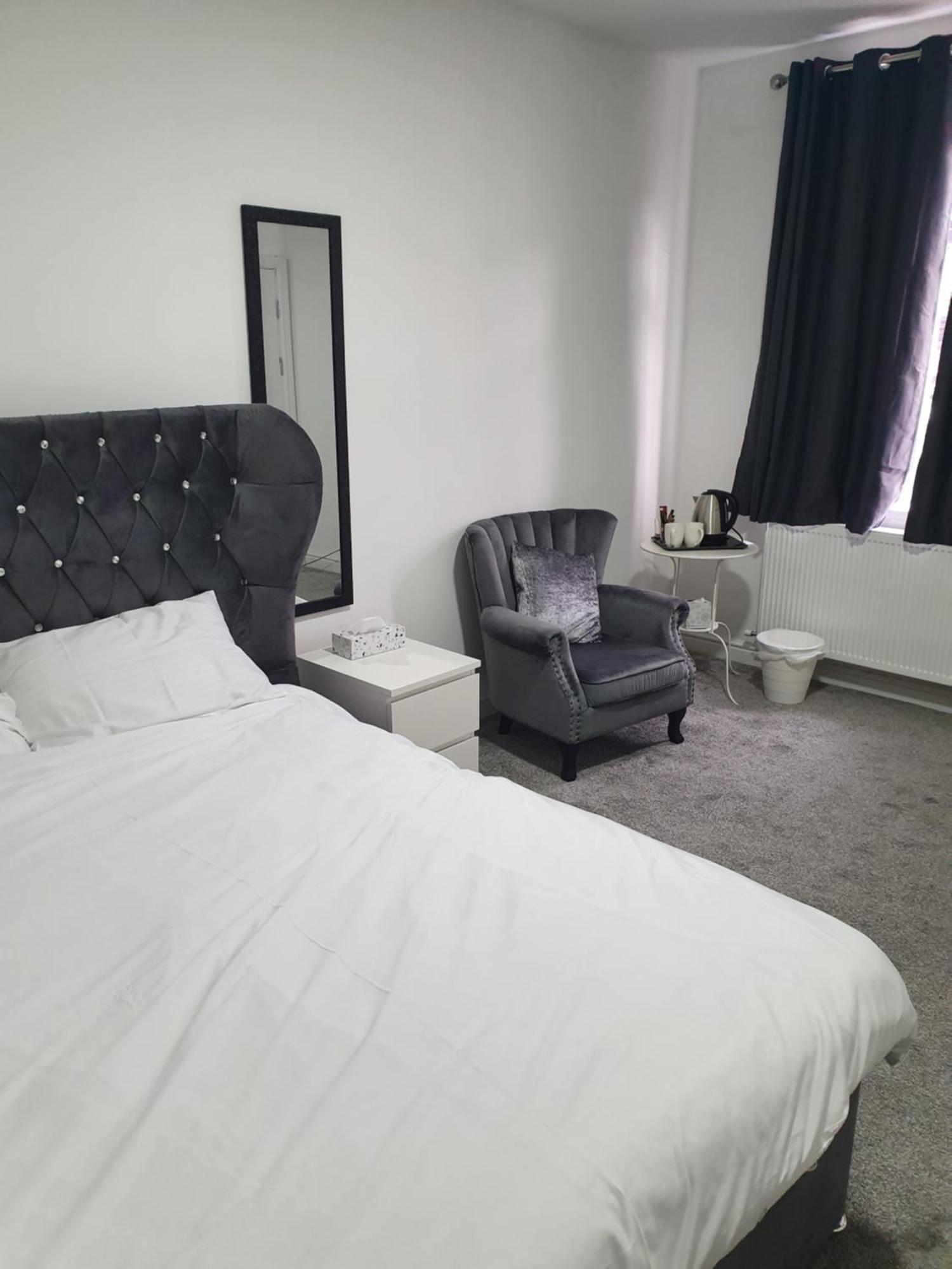 Beautiful Rooms Shaw St And Pine St Bury  Bilik gambar